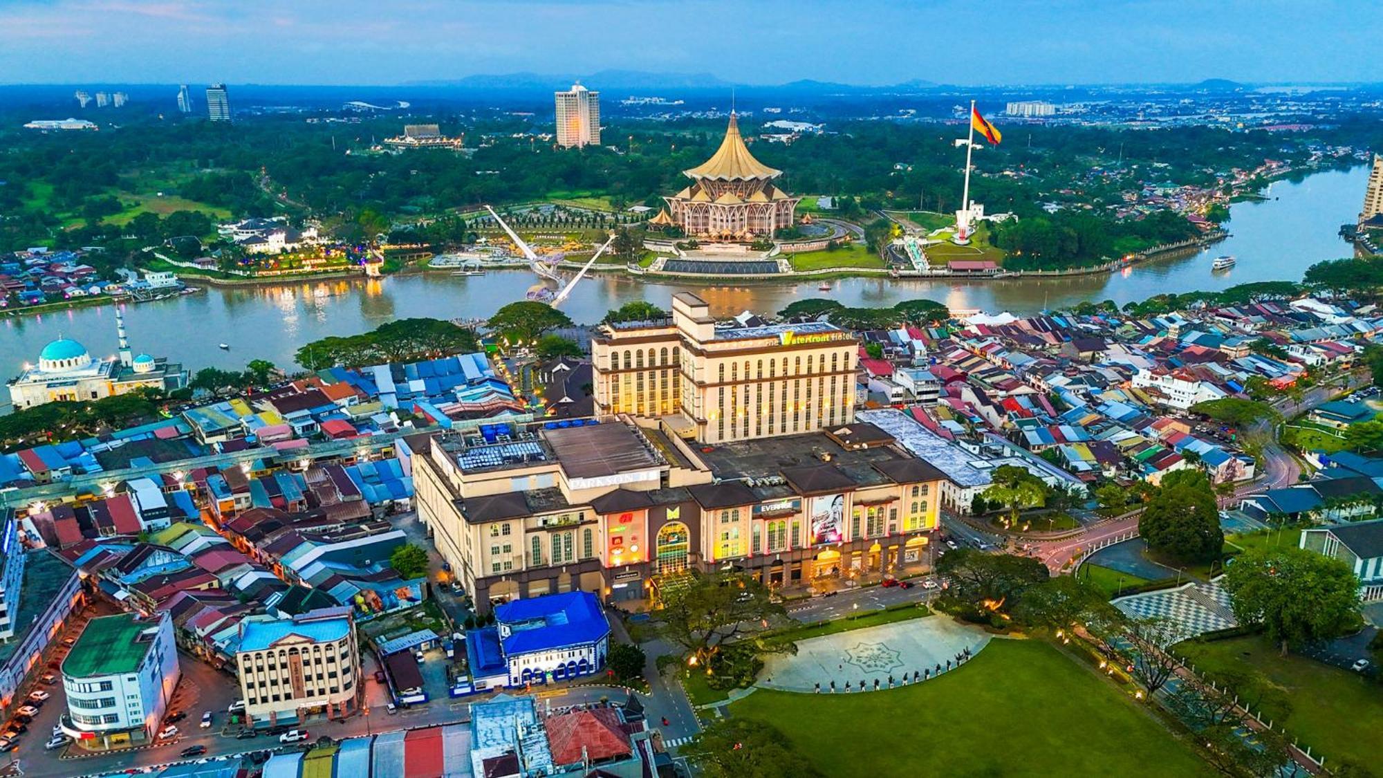 The Waterfront Hotel Кучинг Экстерьер фото Aerial view of the city centre