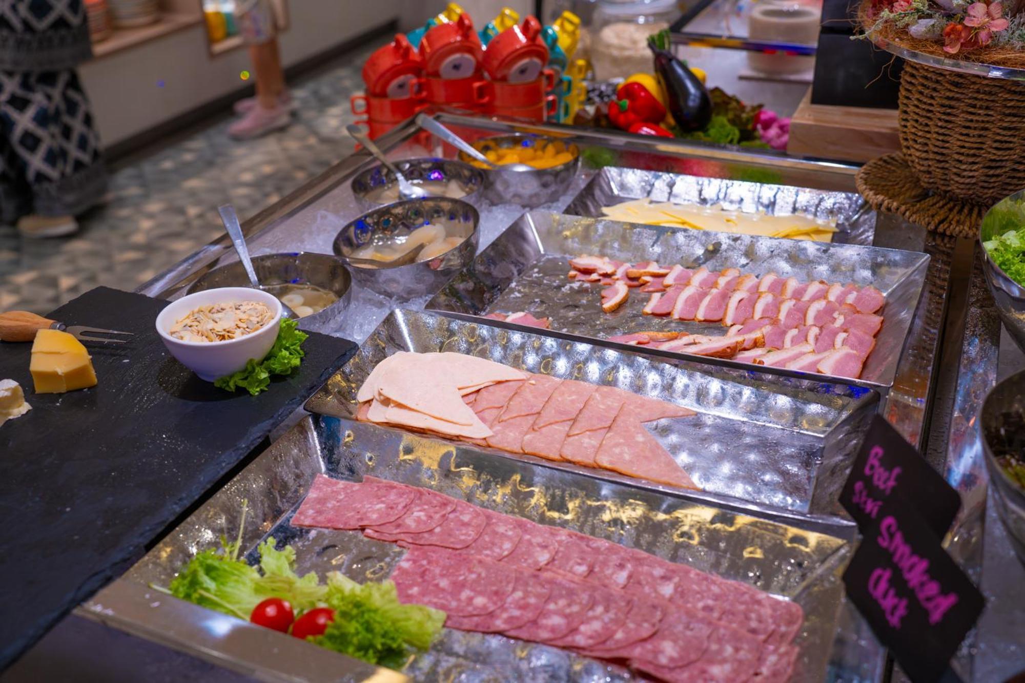 The Waterfront Hotel Кучинг Экстерьер фото A selection of cold cuts