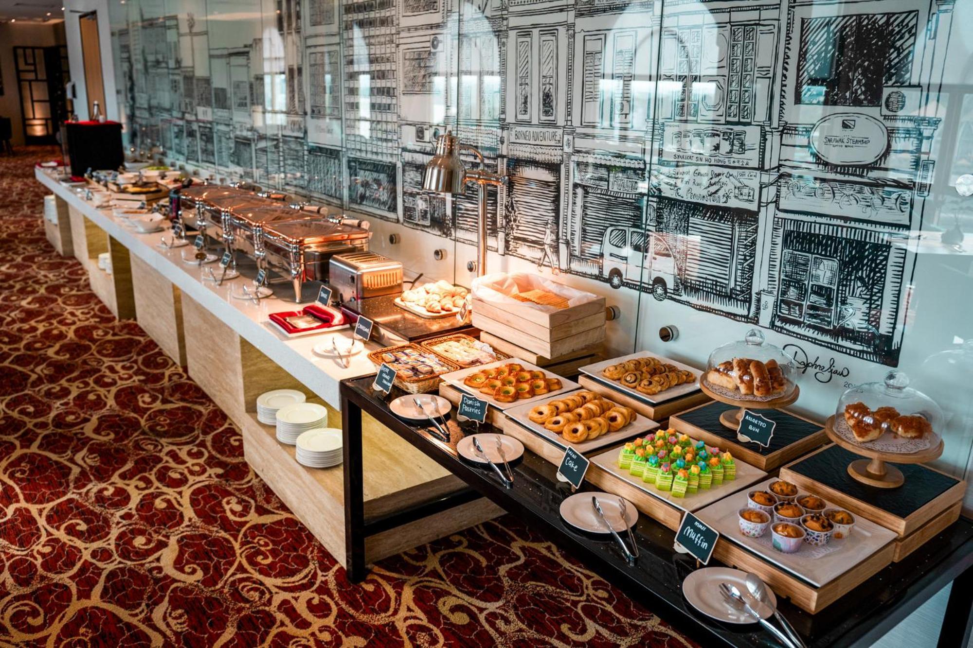 The Waterfront Hotel Кучинг Экстерьер фото A buffet at a hotel