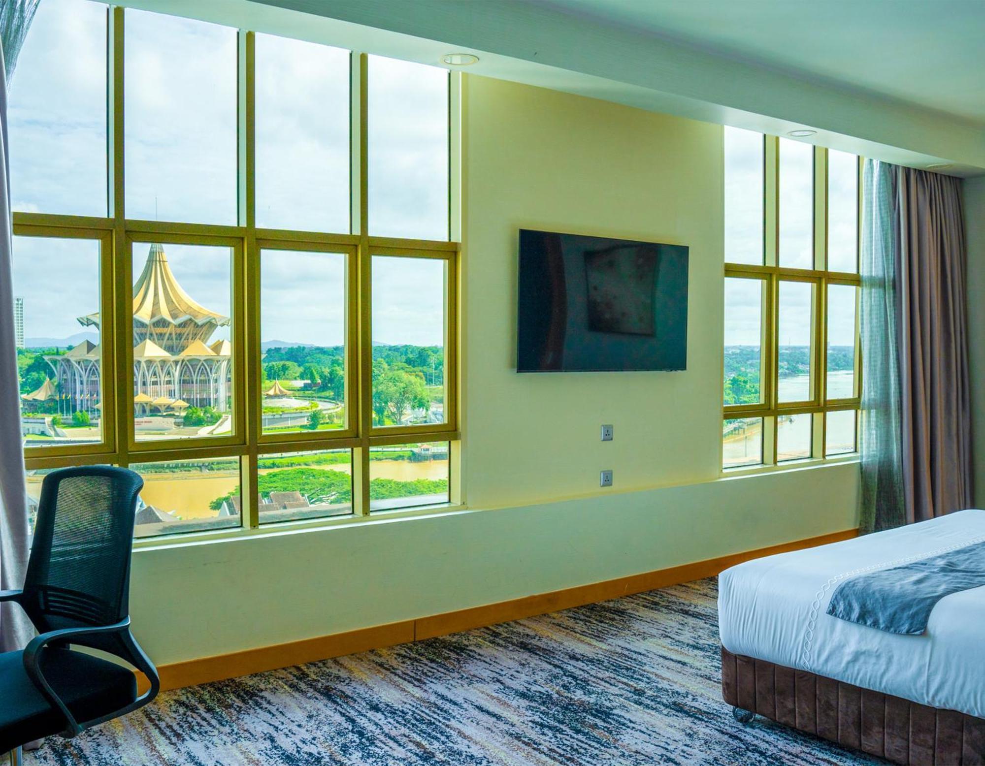 The Waterfront Hotel Кучинг Экстерьер фото A room at the hotel