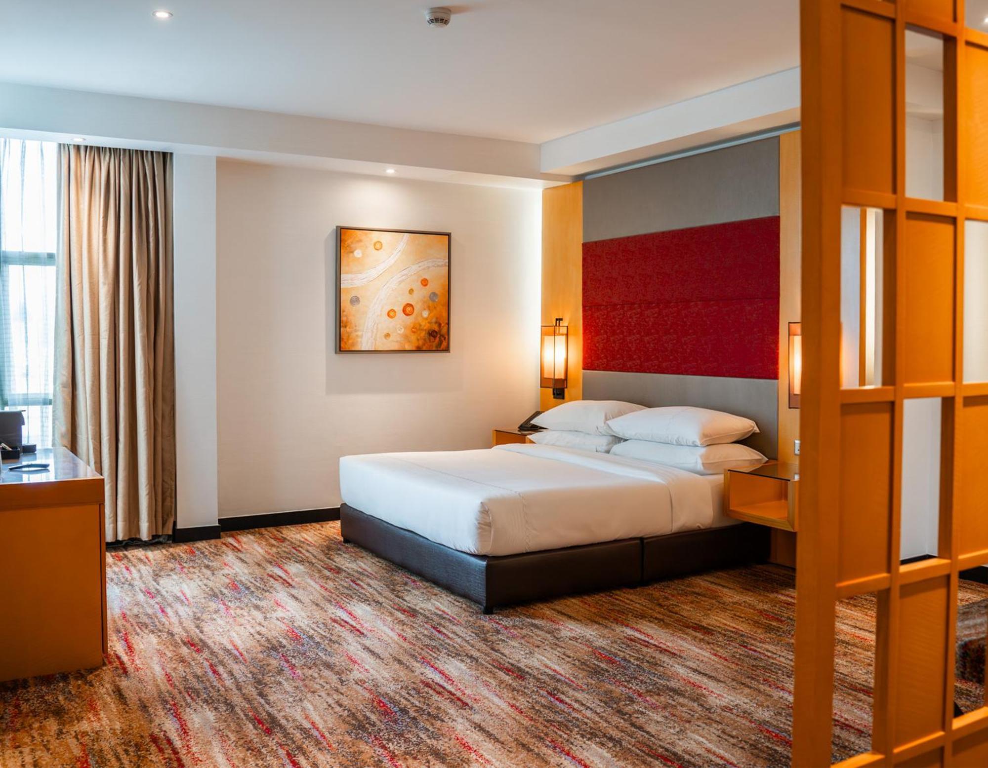 The Waterfront Hotel Кучинг Экстерьер фото A bedroom at the hotel