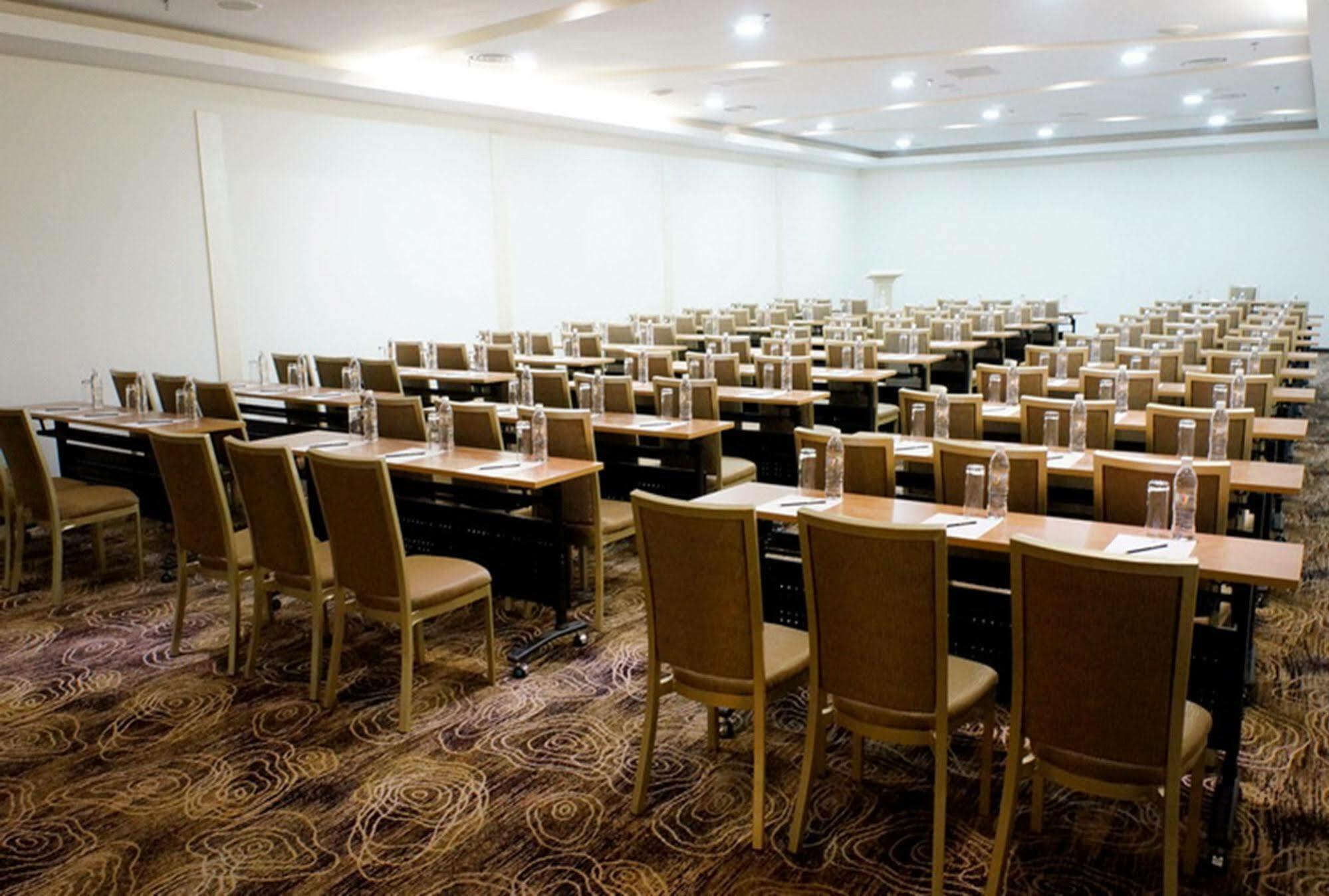 The Waterfront Hotel Кучинг Экстерьер фото A typical conference room